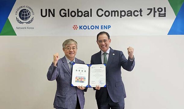 ▲허성 도박 종류ENP 대표이사(오른쪽), 유연철 UNGC 한국협회 사무총장이 경기 과천시 도박 종류타워에서 UNGC 가입증서 전달식 이후 기념사진 촬영을 하고 있다.(사진=도박 종류ENP)