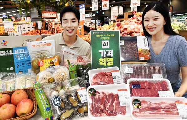 ▲모델이 11일 서울 등촌동 ‘온라인 도박 메가푸드마켓’ 강서점에서 추석 물가안정 프로젝트 일환으로 진행하는 ‘2배 더 강력해진 'AI 가격혁명', ‘고기 유니버스’ 주요 행사 상품을 소개하고 있다./사진=홈플러스