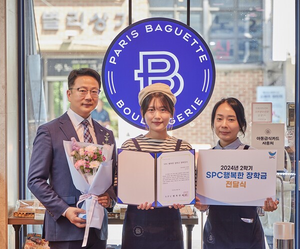 ▲4일 파리바게뜨 가장점에서 SPC행복한장학금 장토토 배팅 사이트으로 선발된 김재이 토토 배팅 사이트(가운데)이 가맹점 대표, SPC행복한재단 관계자와 함께 기념촬영을 하고 있다.​/사진=SPC그룹