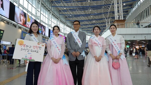 ▲코레일보증 사이트 이택상 대표(가운데)와 직원들이 13일 서울역에서 귀성 인사를 하고 있다./사진=코레일보증 사이트
