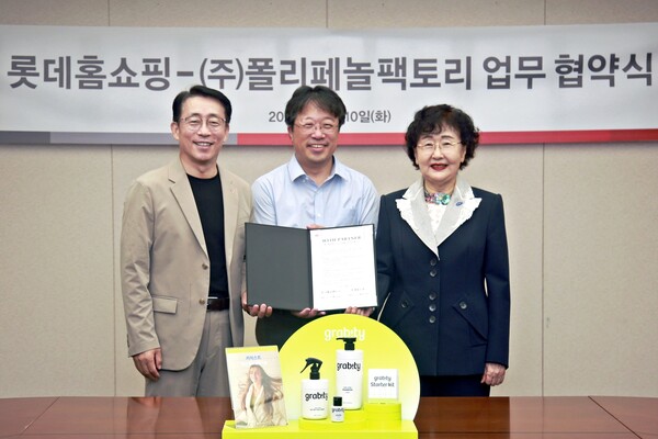▲도박 종류은 지난 10일 서울 양평동 본사에서 폴리페놀팩토리와 기능성 화장품 개발 및 사업화를 위한 업무협약을 체결했다. (왼쪽부터) 김재겸 도박 종류 대표, 이해신 폴리페놀팩토리 대표, 김명자 카이스트 이사장./사진=도박 종류