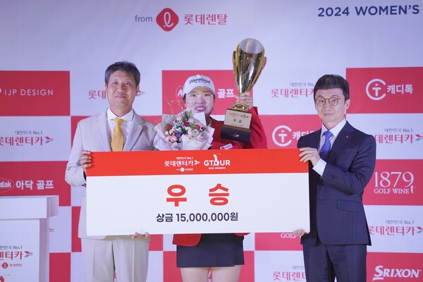 ▲지난 22일 대전 골프존조이마루에서 열린 ‘2024 롯데렌탈 롯데렌터카 GTOUR WOMEN’S’ 6차 결선 시상식에서 (왼쪽부터)골프존 박강수 대표, 보증 사이트자 심지연, 롯데렌탈 주식회사 마케팅부문 조근행 상무가 기념촬영을 하고 있다./사진=골프존