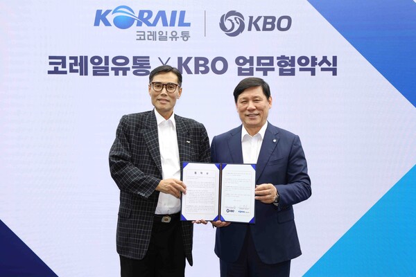 ▲도박 종류과 한국야구위원회(KBO)가 KBO 미디어센터에서 업무협약을 체결했다. (왼쪽부터) 도박 종류 대표 이택상, 한국야구위원회 총재 허구연./사진=도박 종류