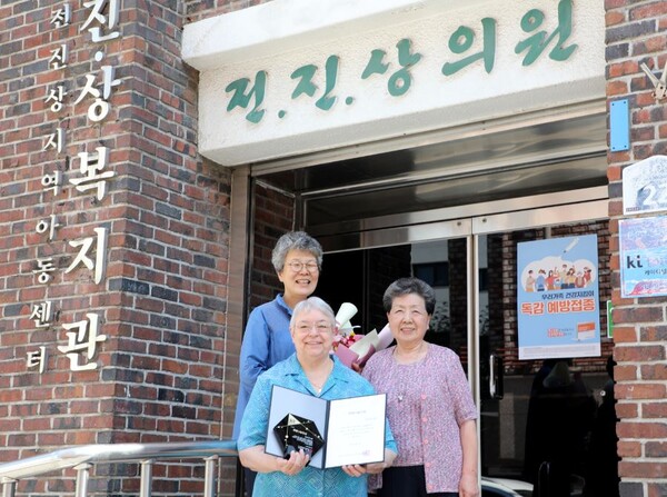 ▲KT그룹 온라인 도박은 49년간 지역사회를 위해 헌신해 온 ‘전.진.상 의원’을 올해 다섯 번째 희망나눔인상으로 선정했다. 수상자 전진상의원 배현정 원장(아래 왼쪽), 최소희 약국장(오른쪽), 최혜영 사회복지사(상단 중간)./사진=KT그룹