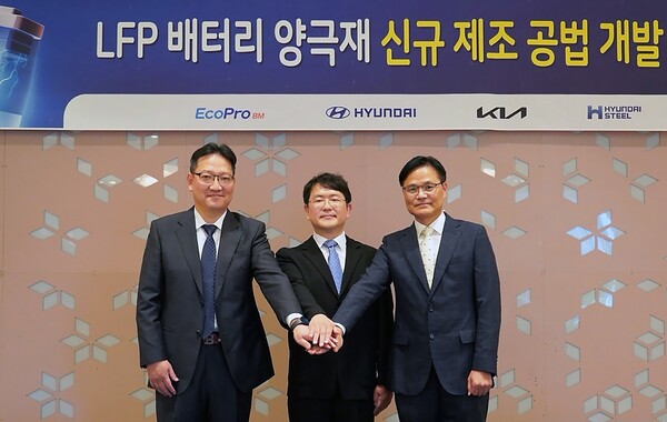 ▲대전광역시 동구 선샤인호텔에서 열린 행사에는 현대차·기아 전동화구동재료도박 게임실 정순준 상무(오른쪽), 현대제철 선행도박 게임실 임희중 상무(왼쪽), 에코프로비엠 연구기획담당 서준원 전무 등이 참석해 각 사 연구 과제에 대해 설명하고 향후 지속적인 협력 방안을 논의했다./사진=현대차·기아