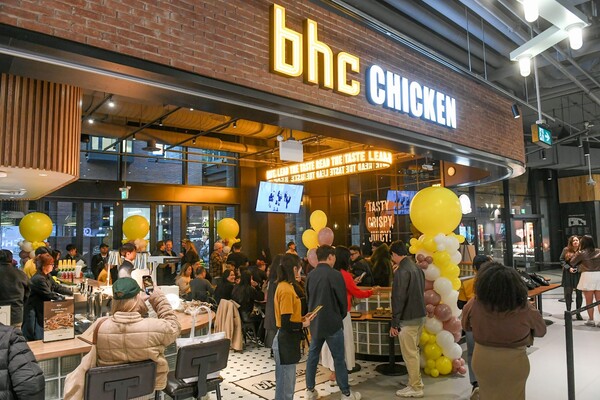 ▲bhc 도박 종류이 캐나다 토론토에 1호점을 오픈하고, 본격적인 북미 시장 공략에 나선다./사진=다이닝브랜드그룹