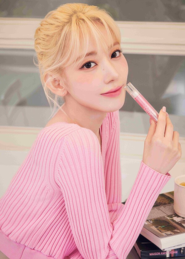 ▲루나에서 끈적임 없는 촉촉함으로 시간이 지날 수록 입술에 탱글함을 더해 주는 ‘글래시 레온라인 도박 틴트’를 출시했다./사진=애경산업