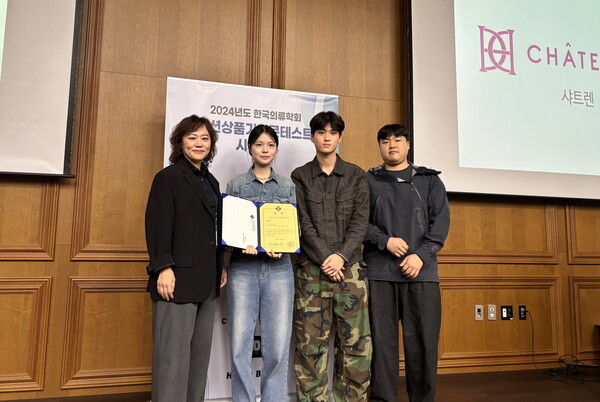 ▲19일 고려대학교에서 열린 한국의류학회 주최 ‘샤트렌 배팅 사이트상품기획 콘테스트’에서 수상자들이 기념 사진 촬영을 하고 있다. (왼쪽부터) 후원사로 참여한 배팅 사이트그룹형지 김지미 상무와 트렌드상을 수상한 충남대학교 참가 학생들./사진=배팅 사이트그룹형지