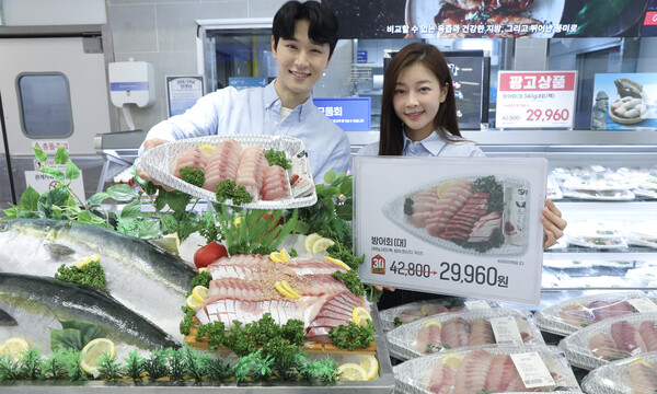 ▲이마트가 본격적으로 시작된 보증 사이트 시즌을 맞아 25일부터 31일까지 특가 판매를 진행한다. 이마트 용산점에서 모델들이 '방어회'를 소개하고 있다./사진=이마트