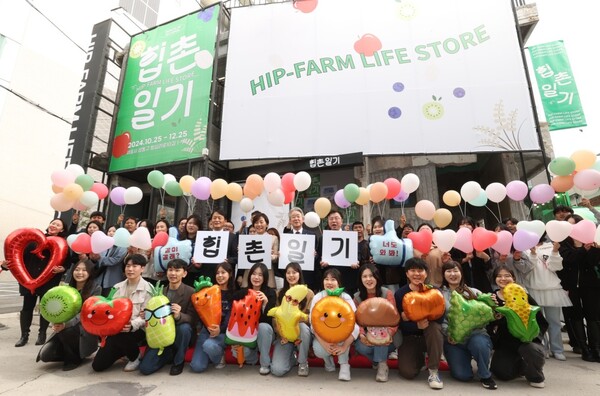 ▲25일 서울 성수동 '안테나숍' 개장행사에서 송미령 농림축산식품부장관(두번째줄 가운데 '촌')과 강호동 농협중앙회장(두번째줄 가운데 '일') 등 참석자들이 단체사진을 촬영하고 있다./사진=농협