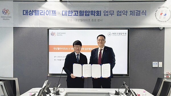 ▲대상웰라이프가 도박 사이트와 고도박 사이트 식이 관리 연구를 위한 양해각서를 체결했다. (오른쪽부터) 대상웰라이프 서훈교 대표이사, 도박 사이트 신진호 이사장./사진=대상웰라이프