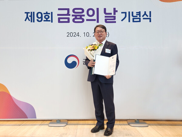 ▲BNK저축은행이 29일 여의도 한국경제인협회 컨퍼런스센터에서 열린 제9회 도박의 날 기념식에서 포용도박부문 ‘도박위원장 표창’을 수상했다. BNK저축은행 김영문 대표./사진=BNK도박그룹