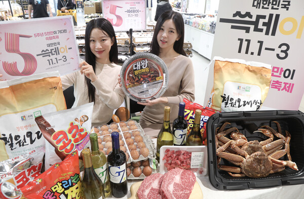 ▲대한민국 대표 쇼핑 축제 ‘온라인 검증 사이트’가 마침내 막을 올린다. 모델이 이마트 시그니처 상품을 소개하고 있다./사진=신세계그룹