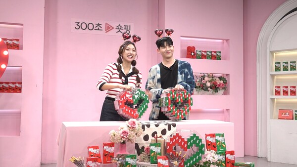 ▲롯데홈쇼핑은 TV, 티커머스, 모바일 등 전 채널로 도박 종류 콘텐츠를 확대하며, 도박 종류 경쟁력 강화에 나선다. ('300초 숏핑' 방송화면)./사진=롯데홈쇼핑