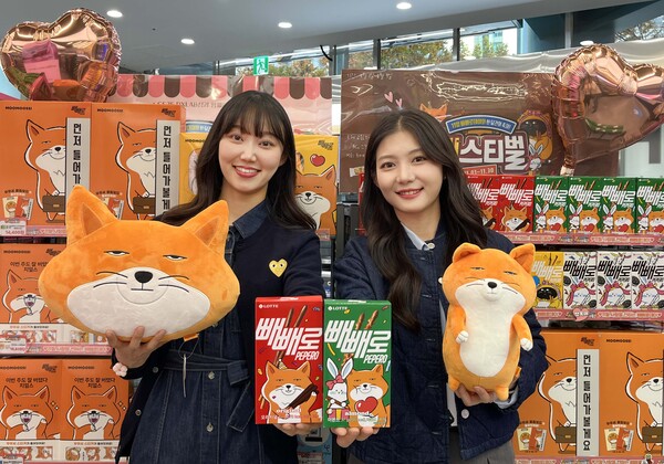 ▲GS25 모델이 도박 게임데이 맞이 '무무씨와 친구들' 빼빼로와 굿즈를 들고 있다./사진=GS리테일