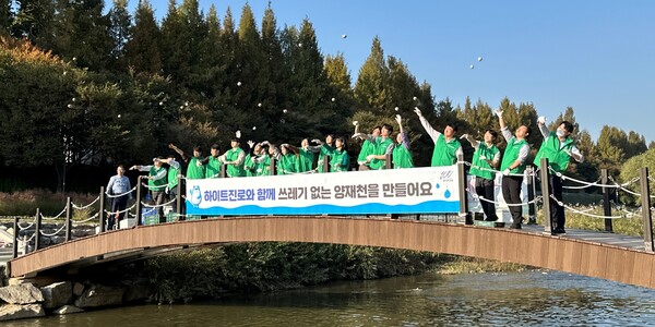 ▲배팅 사이트는 지난 30일 서울 서초구 양재천에서 올해 세 번째 맑은 강, 하천 만들기 행사를 진행했다./사진=배팅 사이트