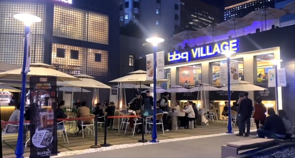 ▲제너시스온라인 도박 그룹이 14일까지 서울 종로구 ‘온라인 도박 빌리지 청계광장점’에서 치킨과 와일드 터키 위스키를 함께 즐길 수 있는 다양한 프로모션을 진행한다./사진=제너시스온라인 도박 그룹