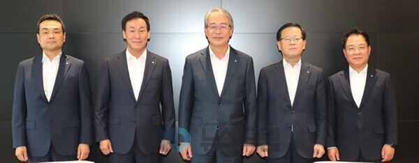 ▲(왼쪽부터) 강신국 온라인 검증 사이트프라이빗에쿼티(PE)자산운용 대표, 박완식 온라인 검증 사이트카드 사장, 임종룡 온라인 검증 사이트금융그룹 회장, 조병규 온라인 검증 사이트, 이석태 온라인 검증 사이트금융저축은행 대표=온라인 검증 사이트금융지주 제공
