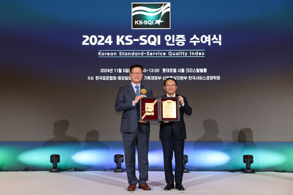 ▲롯데온라인 도박가 2024 한국서비스품질지수 온라인 도박 부문에서 1위를 차지했다. 5일 서울 중구 롯데호텔에서 열린 시상식에서 (왼쪽부터) 이승연 온라인 도박탈 개인영업본부장과 강명수 한국표준협회 회장이 기념촬영을 하고 있다./사진=온라인 도박탈