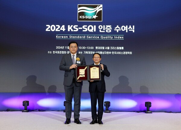 ▲5일, 김상민 토토 배팅 사이트 국내호텔본부장(왼쪽)과 강명수 한국표준협회 회장이 ‘2024 한국서비스품질지수(KS-SQI) 인증 수여식’에서 수상 후 기념 촬영을 하고 있다./사진=토토 배팅 사이트