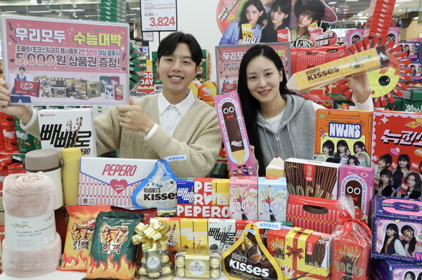 ▲6일 온라인 도박 청계천점에서 모델들이 '수능&빼빼로데이 기획전' 행사 상품들을 소개하고 있다./사진=이마트
