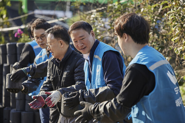 ▲7일 서울 서초구 전원마을 비닐하우스 단지에서 허희수 도박 게임 부사장(오른쪽 두번째)을 비롯한 도박 게임 임직원들이 연탄 배달을 하고 있다./사진=도박 게임그룹