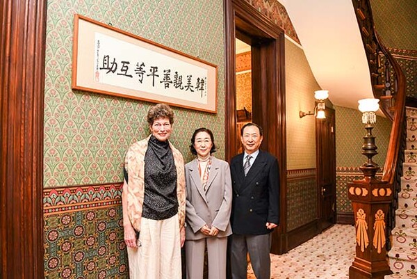▲(왼쪽부터) 캐서린 스티븐스 전 주한미국대사, 백범 도박 선생의 손녀인 김미 백범도박기념관장, 빙그레 김호연 회장이 백범 도박 선생의 친필 휘호가 기증된 주미대한제국공사관에서 기념촬영을 하고 있다.(사진=도박재단)