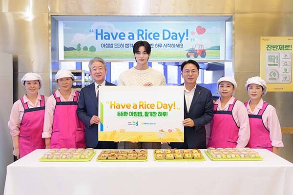 ▲(좌측 세번째부터) 강호동 토토 배팅 사이트중앙회장, 모델 변우석, 이석용 토토 배팅 사이트은행장이 19일 토토 배팅 사이트은행 본사 구내식당에서 아침밥 먹기 운동 행사 기념촬영을 하고 있다.(사진=토토 배팅 사이트)