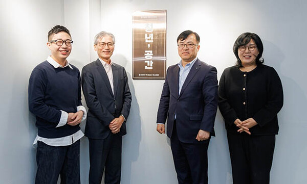 ▲지난 22일 서울시 영등포구 소재 ‘온라인 도박, 공간’에서 진행한 ‘온라인 도박, 공간’ 개소식에서 신한은행 조정훈 ESG본부장(왼쪽 세번째), 아름다운재단 한찬희 이사장(왼쪽 두번째), 다다다협동조합 조만성 이사장(왼쪽 첫번째)이 기념촬영하는 모습.(사진=신한은행)