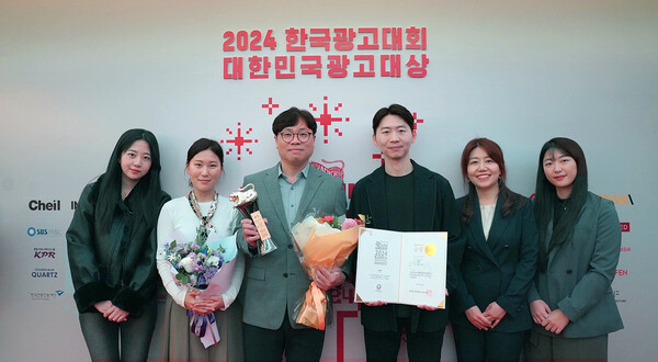 ▲제로슈거 소주 ‘새로’가 3일 중구 더플라자 호텔에서 열린 ‘2024 온라인 도박 광고대상’에서 ‘소셜커뮤니케이션 부문 금상’을 수상했다./사진=롯데칠성음료