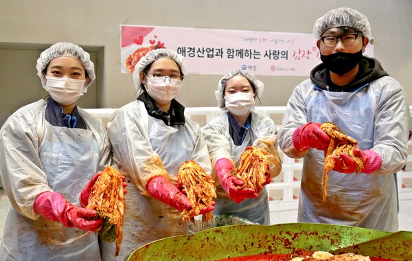▲온라인 도박이 희망을나누는사람들과 지난 4일 AK플라자 광명점에서 ‘2024 사랑의 김장김치 나눔 행사’를 진행했다./사진=온라인 도박