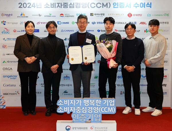 ▲최진환 롯데렌탈 대표이사 사장(가운데)과 롯데렌탈 임직원들이 2024년 도박 게임(CCM) 인증서 수여식에서 기념사진을 촬영하고 있다./사진=롯데렌탈