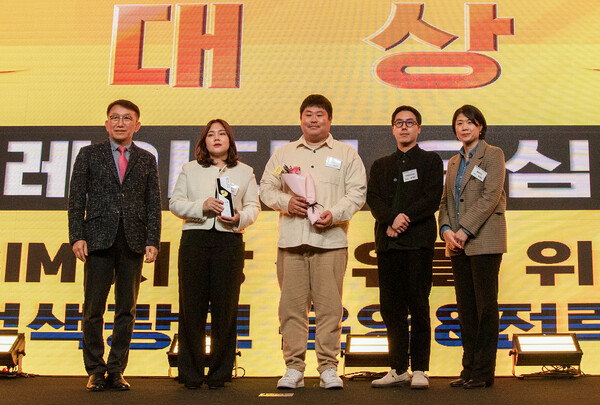 ▲플레이디와 나스미디어가 ‘2024 대한민국 디지털 광고 도박 종류’에서 각각 도박 종류을 포함한 수상 성과를 거뒀다. 시상식에 참석한 검색퍼포먼스 부문 도박 종류 수상자 플레이디 성장전략본부 유재신 본부장(오른쪽 첫 번째)./사진=KT
