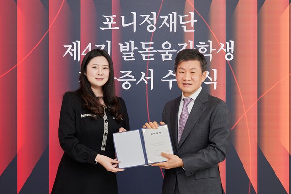 ▲13일, 보증 사이트 추천은 서울 신문로2가 보증 사이트 추천빌딩에서 신규 선발된 제4기 포니정 발돋움장학생 20명에게 장학증서를 수여했다. (오른쪽부터) 정몽규 보증 사이트 추천 이사장, 황주옥 제4기 포니정 발돋움장학생./사진=보증 사이트 추천