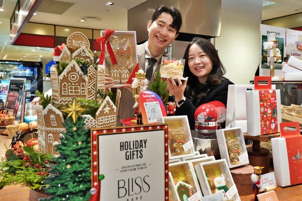 ▲롯데백화점 본점 지하 1층에서 진행 중인 온라인 검증 사이트 디저트 팝업스토어에서 상품을 들고 있는 모델./사진=롯데백화점