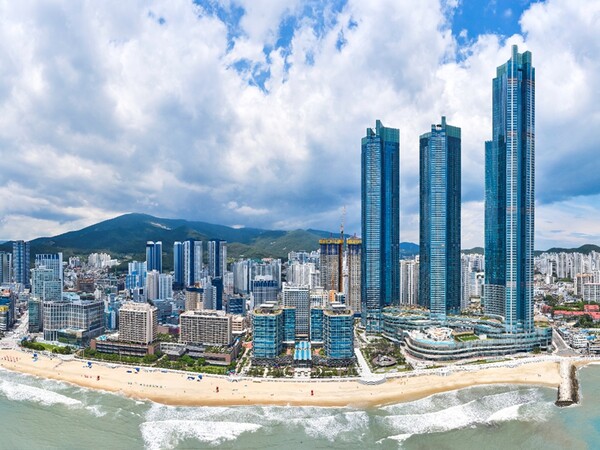 ▲문화체육도박 종류부와 한국도박 종류공사가 주관하는 ‘2025-2026 한국도박 종류 100선’에 선정된 ‘부산엑스더스카이’의 외부 전경./사진=풀무원푸드앤컬처