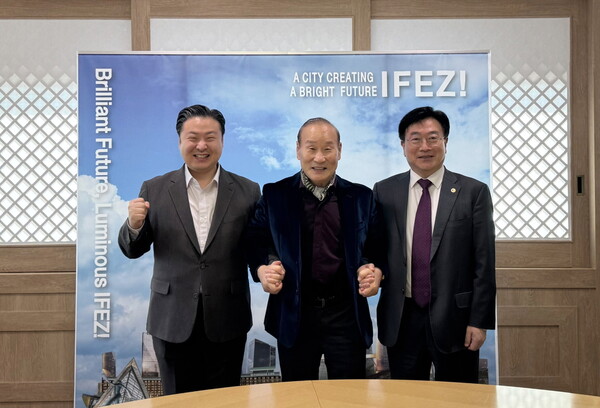 ▲지난 26일 인천경제자유구역청에서 최병오 한국섬유산업연합회 회장(가운데), 윤원석 인천경제자유구역청 청장(오른쪽), 최준호 도박 사이트 추천 총괄부회장(왼쪽)이 만나 송도국제도시의 글로벌화를 함께 추진하기로 합의했다./사진=도박 사이트 추천