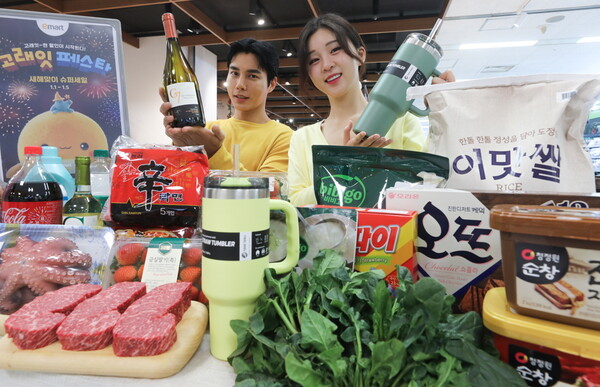 ▲27일 이마트 용산점에서 모델들이 ‘고래잇 페스타’ 상품들을 소개하고 있다. 이마트는 1월 1일부터 1월 5일까지 5일간 새해 첫 보증 사이트행사인 ‘고래잇 페스타’를 선보인다./사진=이마트