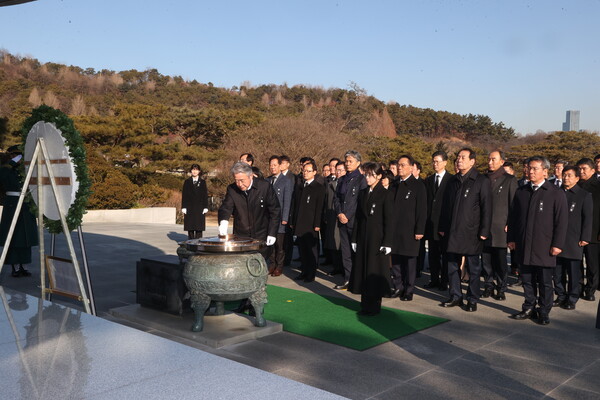 ▲토토 꽁머니 디시 강호동회장이 임직원들과 2025년 새해를 맞아 국립서울현충원을 방문해 참배하며 순국선열의 뜻을 기리고 있다./사진=토토 꽁머니 디시