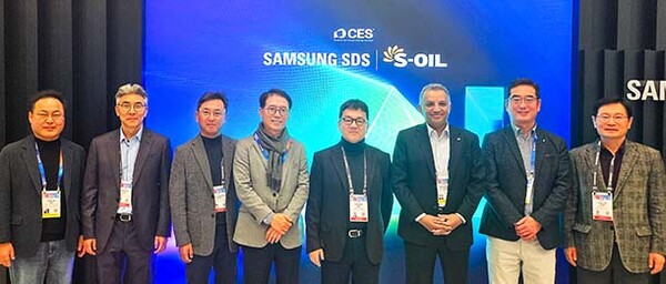 ▲7일 미국 라스베이거스  CES 2025 행사장에서 S-OIL 안와르 알 히즈아지 슬롯사이트사이트(왼쪽 3번째)와 류열 사장(왼쪽 5번째) 등 경영진이 삼성 SDS 전시장을 참관하고, 이 회사 이준희 대표(왼쪽 4번째) 등 관계자들과 사진촬영을 하고 있다.(사진=에쓰오일)