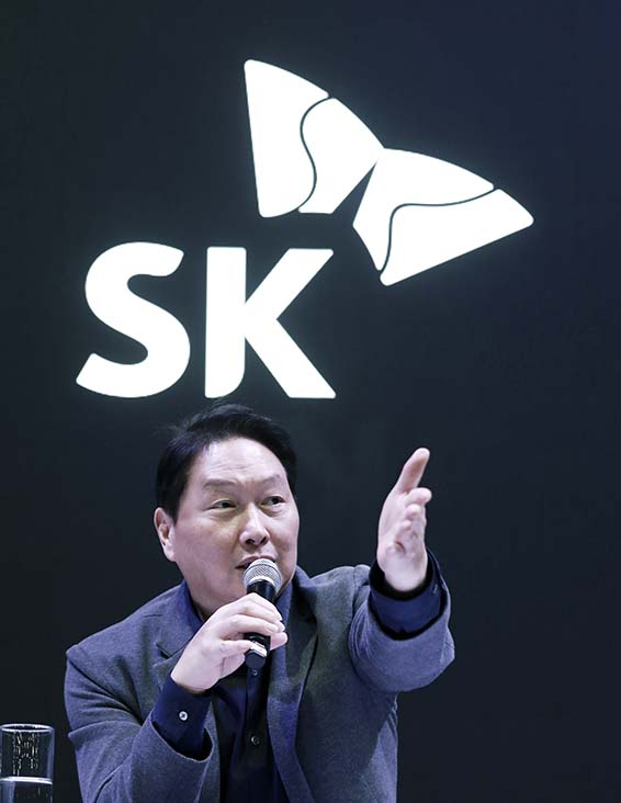 ▲8일(현지시간) 미국 라스베이거스에서 열리고 있는 'CES 2025'에 참석한 최태원 SK 회장이 SK 전시 부스내 마련된 비즈니스 라운지에서 질의 응답을 진행하고 있다.(사진=SK