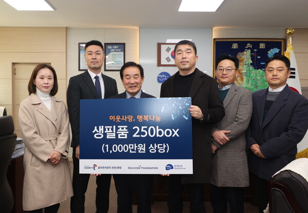 ▲도박이 지난 17일 진천군청에서 '2025 골프존 이웃사랑 행복나눔' 후원식을 개최했다. (왼쪽부터) 김성은 골프존카운티 화랑 지배인, 박영준 골프존문화재단 팀장, 송기섭 진천군수, 권준기 골프존카운티 사업부장, 위성민 골프존카운티 진천 지배인, 신호섭 골프존카운티 진천 매니저가 기념촬영을 하고 있다./사진=골프존