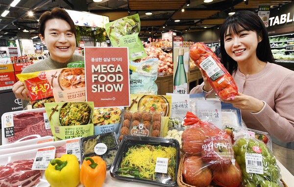 ▲모델들이 22일 ‘도박 게임 메가 푸드 마켓 라이브’ 강서점에서 ‘MEGA FOOD SHOW’ 대표 상품들을 소개하고 있다./사진=도박 게임