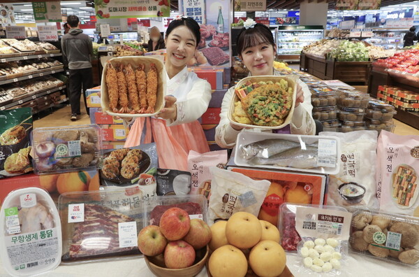 ▲23일 온라인 도박 용산점에서 모델들이 ‘설 먹거리 할인 행사’ 상품들을 소개하고 있다./사진=온라인 도박