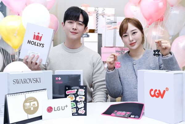 ▲LG보증 사이트 추천러스의 멤버십 혜택인 '유플투쁠'을 통해 할인 혜택을 받은 고객이 누적 800만명을 넘어섰다. LG유플러스 직원들이 유플투쁠을 소개하는 모습./사진=LG유플러스