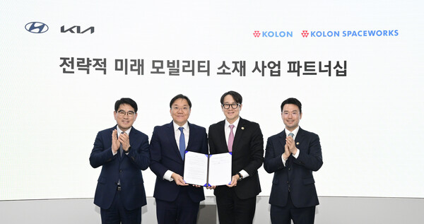 ▲배팅 사이트과 현대차·기아는 3일 경기 화성시 소재 현대차·기아 기술연구소에서 배팅 사이트스페이스웍스에 대한 ‘전략적 미래 모빌리티 소재 사업 파트너십’을 체결했다. (오른쪽부터) 이규호 배팅 사이트그룹 부회장, 안상현 배팅 사이트스페이스웍스 대표이사, 김창환 현대차·기아 전동화에너지솔루션 부문 부사장, 양희원 현대차·기아 R&D 본부장(사장)이 체결식에서 기념촬영을 하고 있다./사진=배팅 사이트그룹