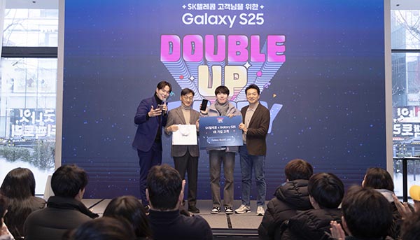 ▲홍대 T팩토리에서 ‘SK텔레콤 갤럭시 도박 더블업 파티가 진행됐다. 사진은 왼쪽부터 행사 진행을 맡은 장성규 아나운서, 윤남호 삼성전자 영업1그룹 상무, SKT 갤럭시 도박 시리즈 1호 개통 고객 서경덕 씨(35세, 인천시), 김상범 SKT 유통본부장./사진=SK텔레콤