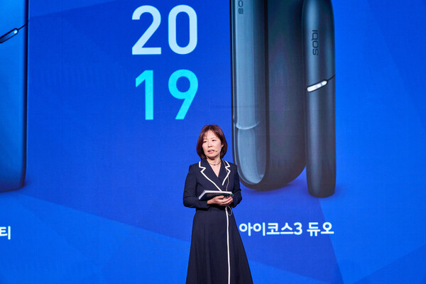 ▲한국필립모리스 윤희경 대표가 5일 서울 중구 롯데호텔 서울에서 열린 기자간담회에서 온라인 검증 사이트 온라인 검증 사이트 i를 소개하고 있다./사진=한국필립모리스