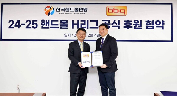 ▲보증 사이트 후원 계약 체결 모습. (왼쪽부터) 이동영 제너시스보증 사이트 그룹 커뮤니케이션실장, 오자왕 한국핸드볼연맹 사무총장./사진=제너시스보증 사이트 그룹