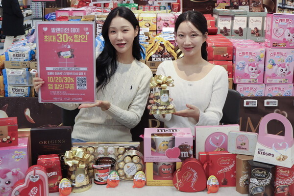 ▲6일 온라인 검증 사이트 용산점에서 모델들이 ‘발렌타인 데이 기획 상품'을 소개하고 있다./사진=이마트